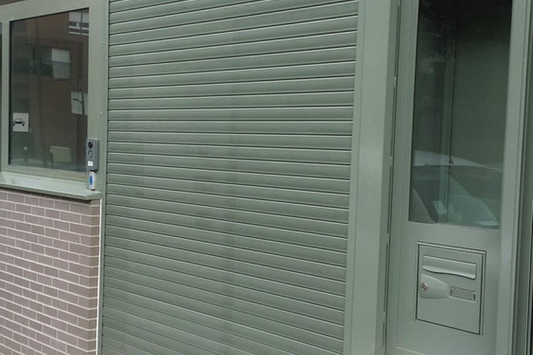 Rideau à lames micro-perforées