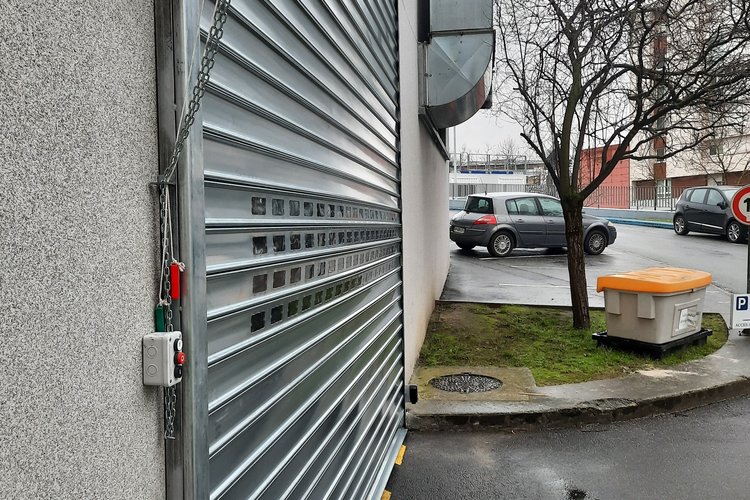 Motorisation de rideau et grille métallique