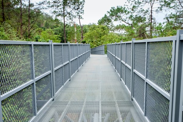 La conception et la fabrication de passerelle métallique sur mesure à Paris img