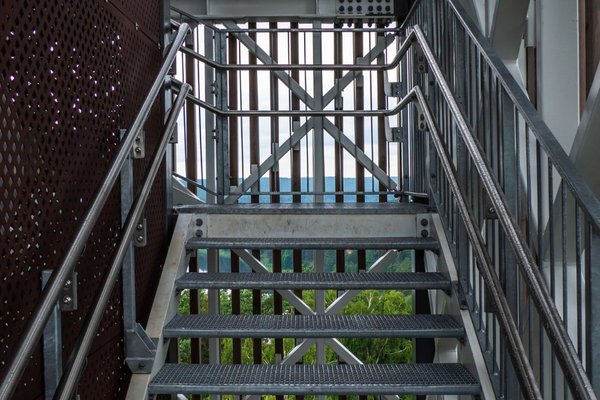 Escalier métallique en inox, aluminium, et acier à Paris img