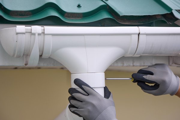 Pose de descentes d’eaux pluviales