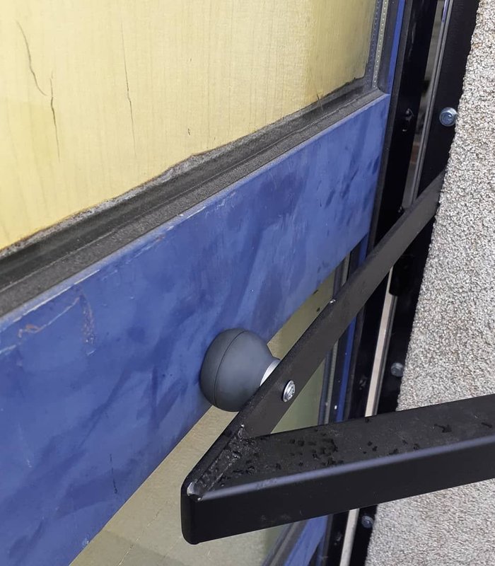 Pose d'une barre de pivot pour une porte