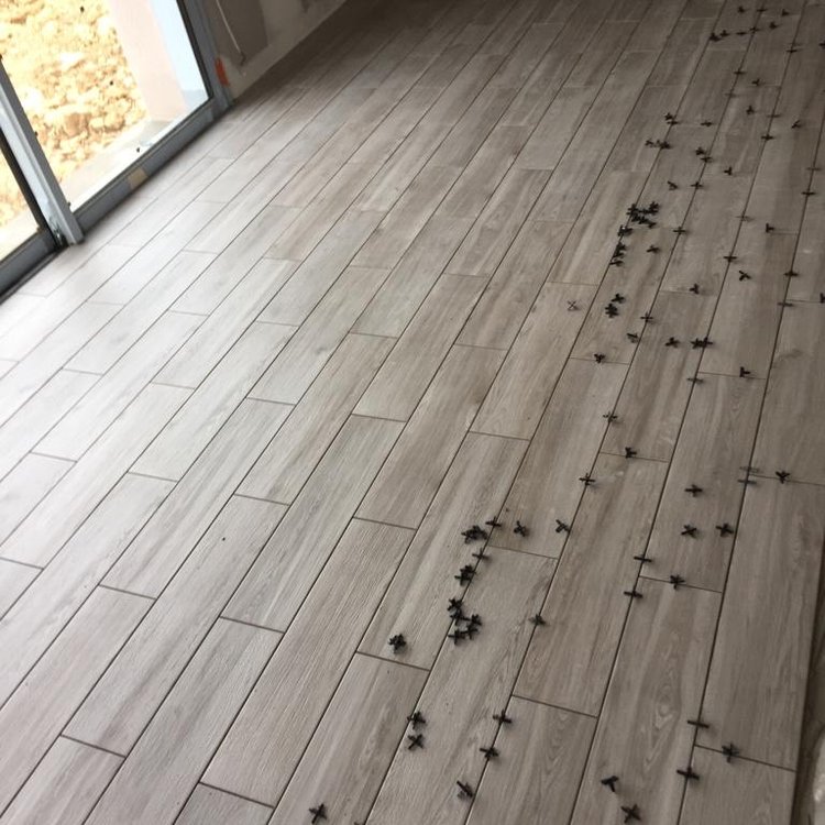 Pose de carrelage effet parquet