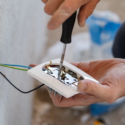 Pose de prise électrique