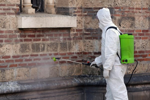 Protection de façade à Montreuil : traitement anti-mousse et micro-organismes