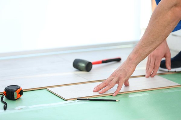 Pose de sous-couche acoustique et thermique
