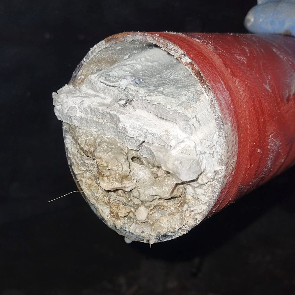 Curage d’une canalisation obstruée par de l’enduit 1