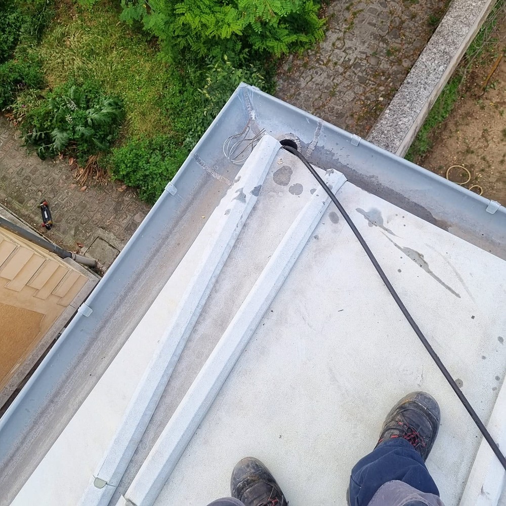 Débouchage d’une gouttière en toiture 1