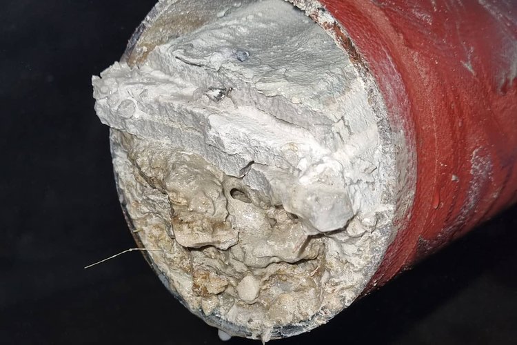 Curage d’une canalisation obstruée par de l’enduit