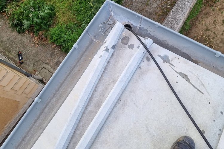 Débouchage d’une gouttière en toiture