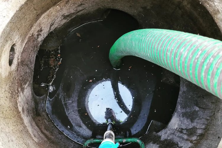 Évacuation des eaux et boues d’un regard