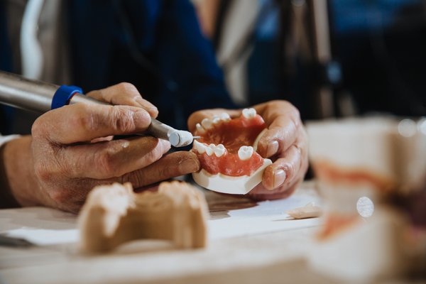 DENTAL & ART  laboratoire de prothèse dentaire à Lille (Fourmies) : équipe qualifiée et certifiée img