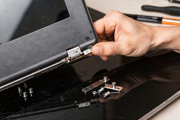 Réparation de charnière PC portable
