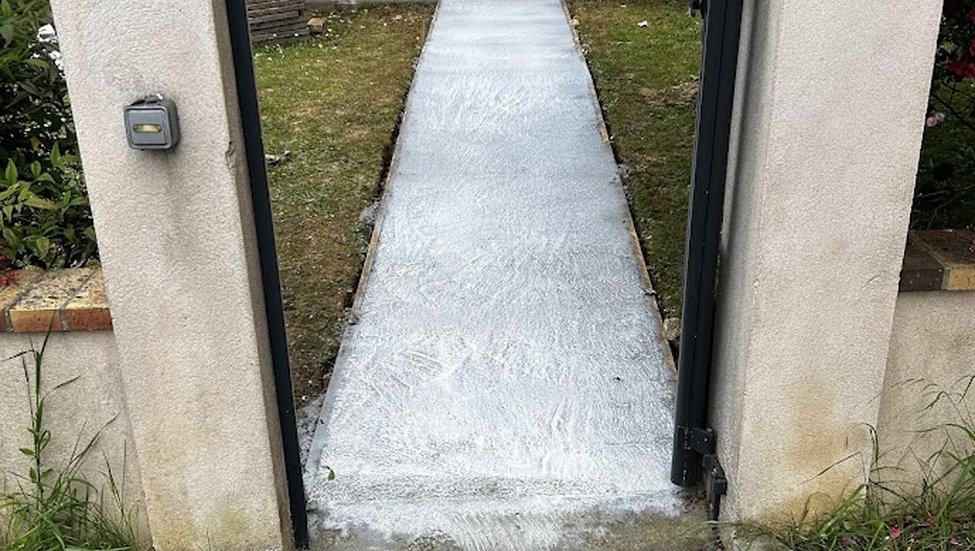 Aménagement allée en béton désactivé