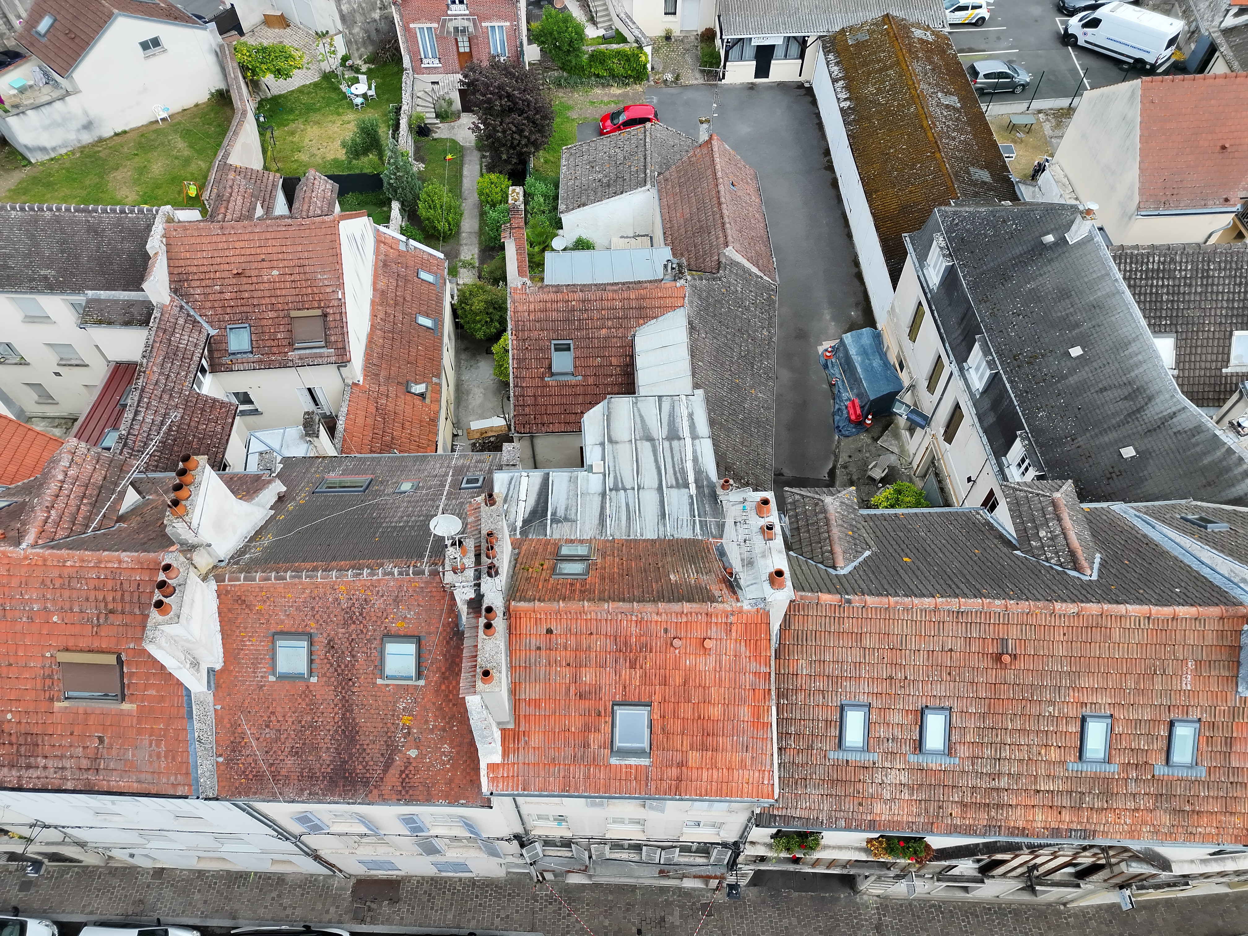 Vue aérienne par drone des toitures d'immeubles en centre-ville, inspection Flight Drone Service