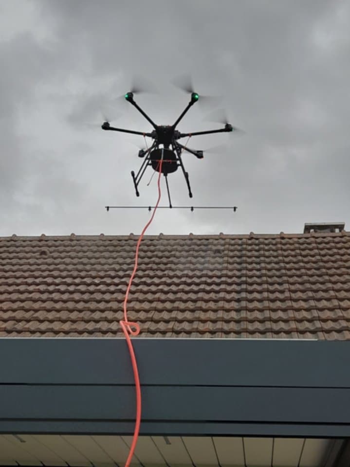 Nettoyage de toiture par drone