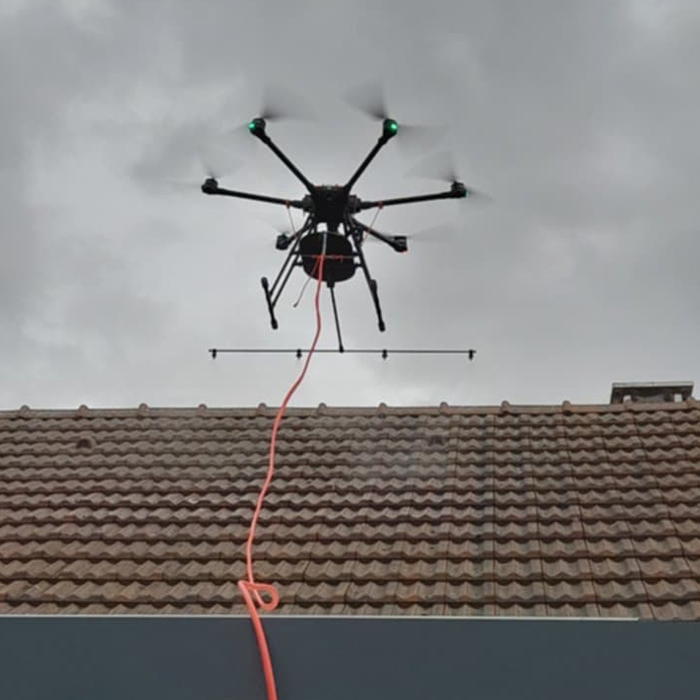 Nettoyage de toiture par drone