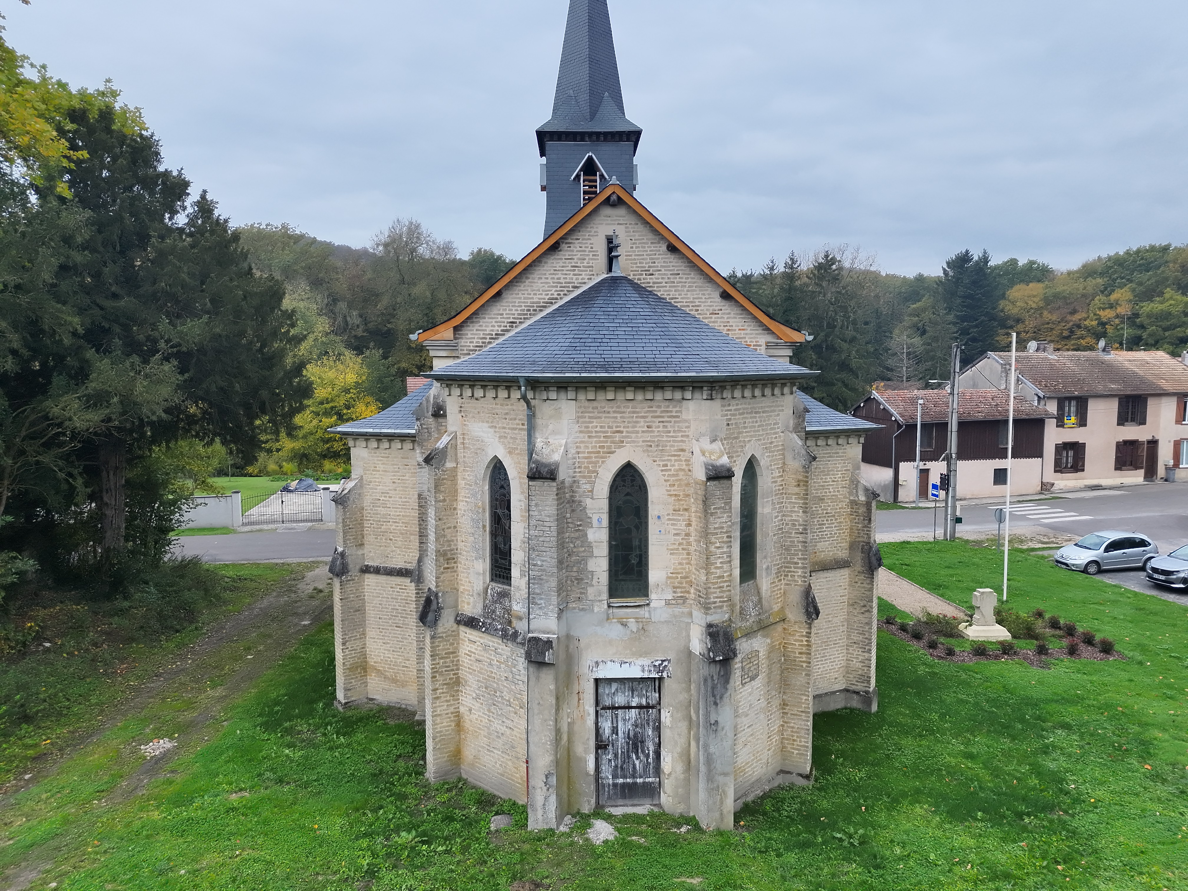 Vue rapprochée par drone d'une maçonnerie de clocher : joints, pierres et scellements