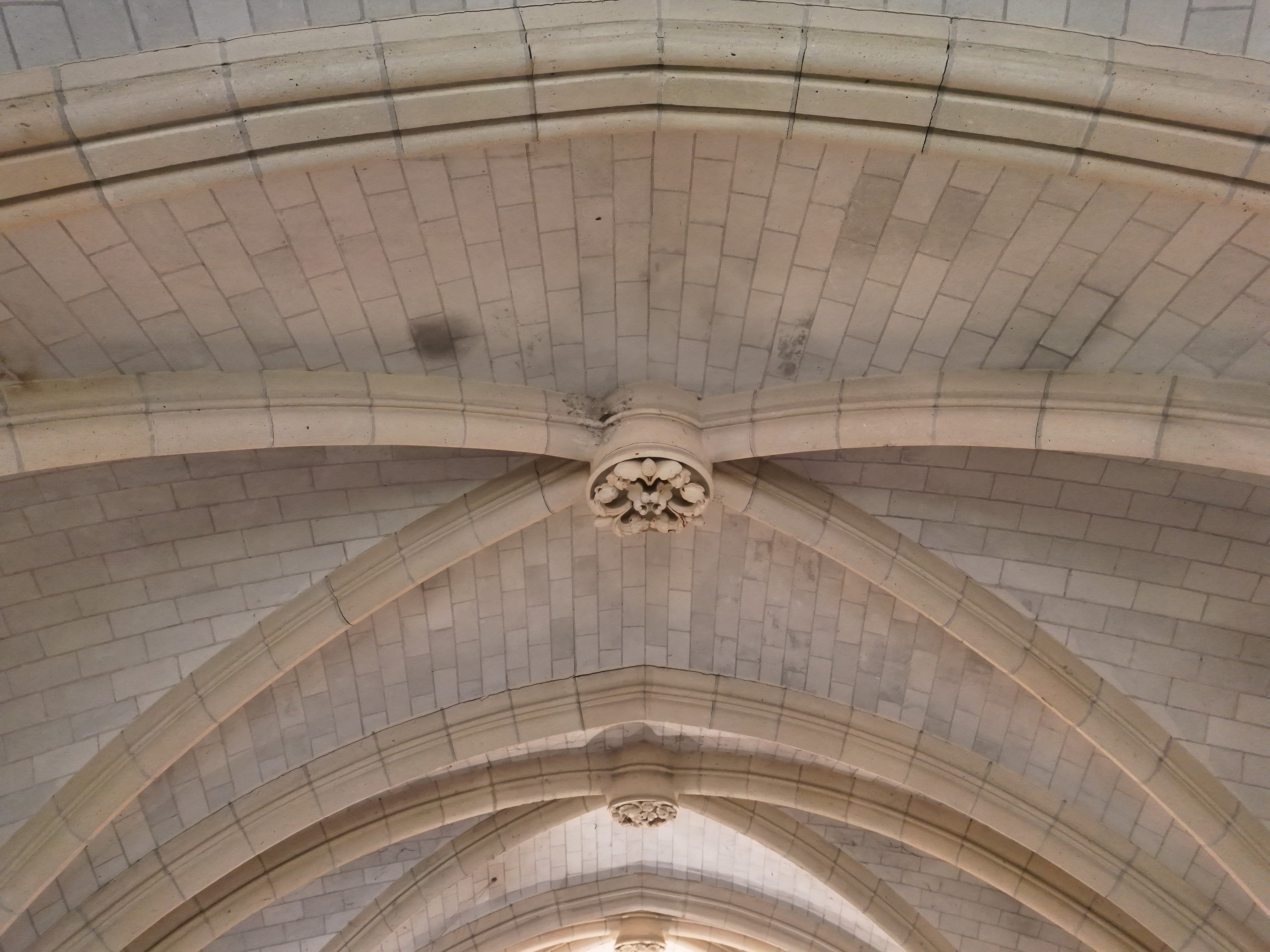 Relevé méthodique d'une façade de clocher par drone, niveau par niveau