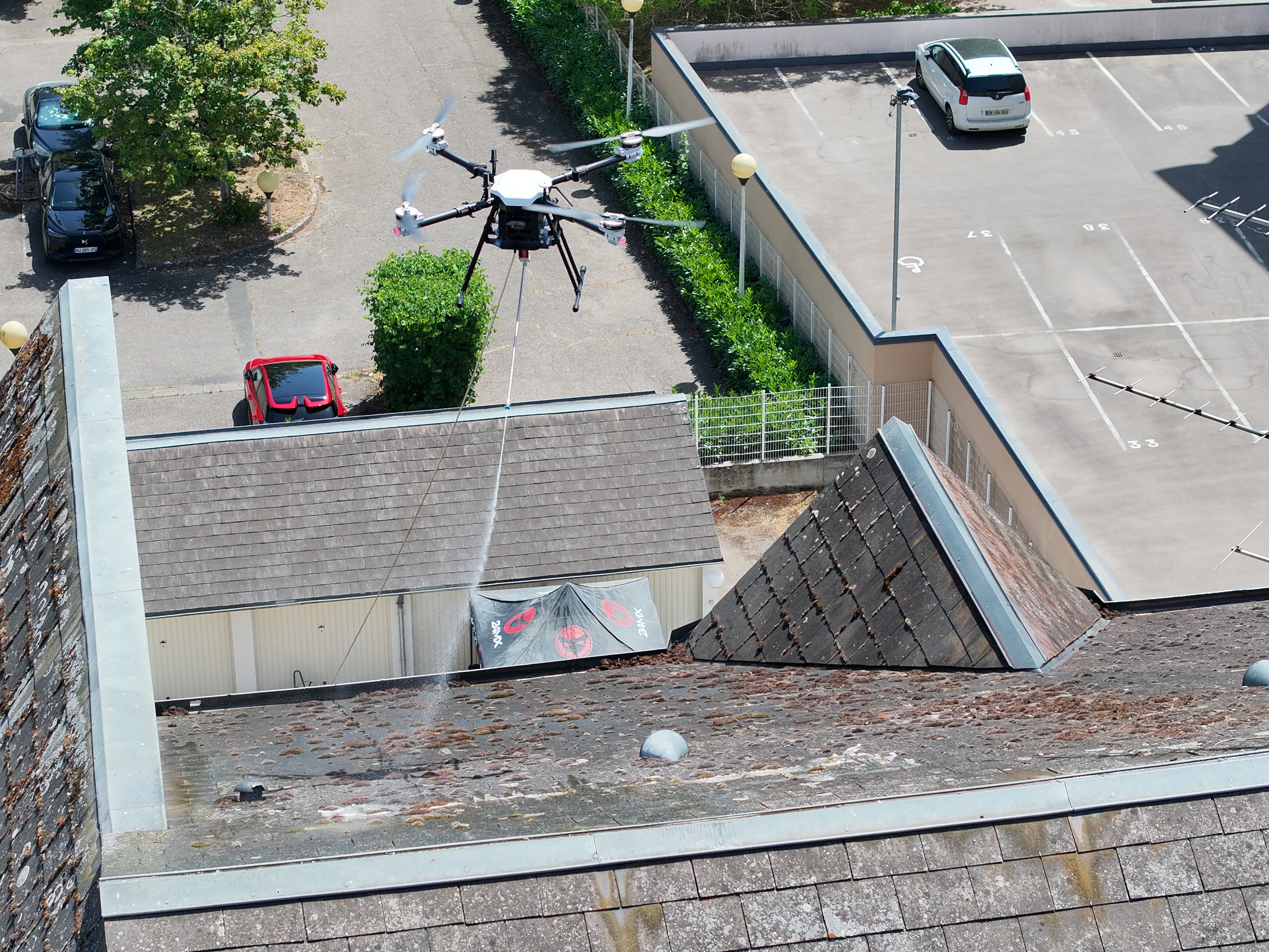 Intervention de nettoyage par drone sur la façade d'une copropriété dans la Marne par Flight Drone Service