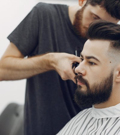 Coupe + barbe + défrisage