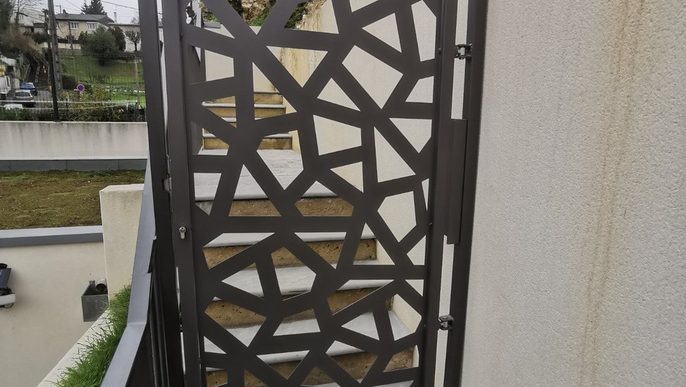 Porte avec couverture par digicode