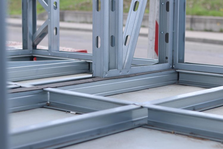 Pose de structures métalliques