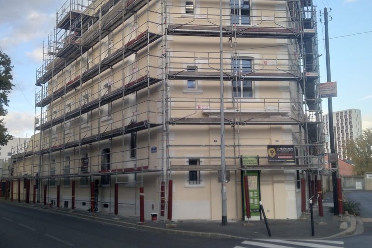 Pose d'échafaudage de façade