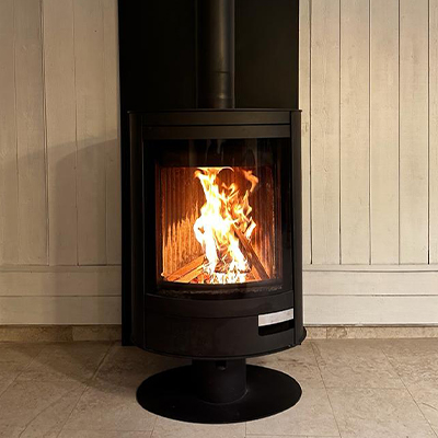 Poêle à bois avec une base pivotante