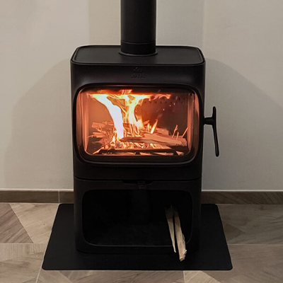 Poêle à bois compact avec un design rectangulaire