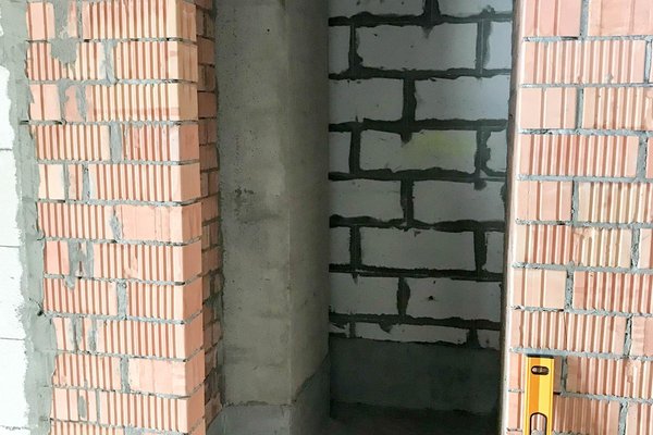 Ouverture de porte dans un mur : renfort de la baie et raccords finaux