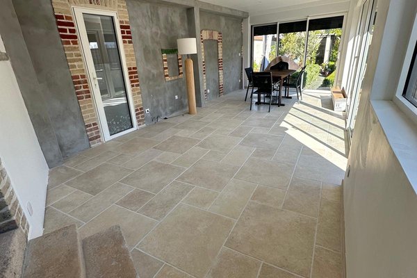 Pose de carrelage dans une extension