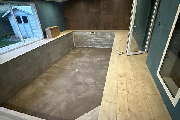 Pose de carrelage autour d'une piscine intérieure