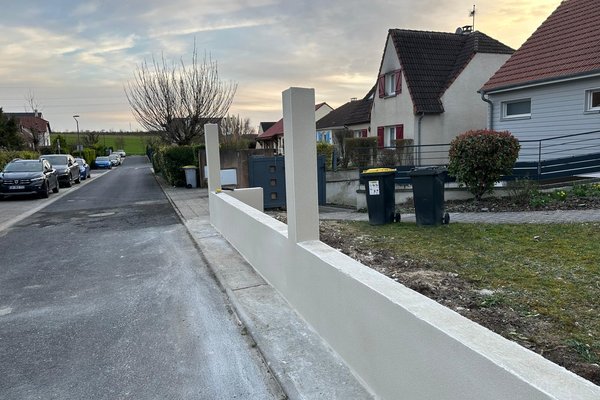 Réalisation des enduits sur un muret de clôture