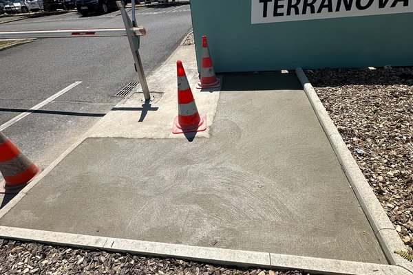 Réalisation d'un dallage pour le passage des poubelles