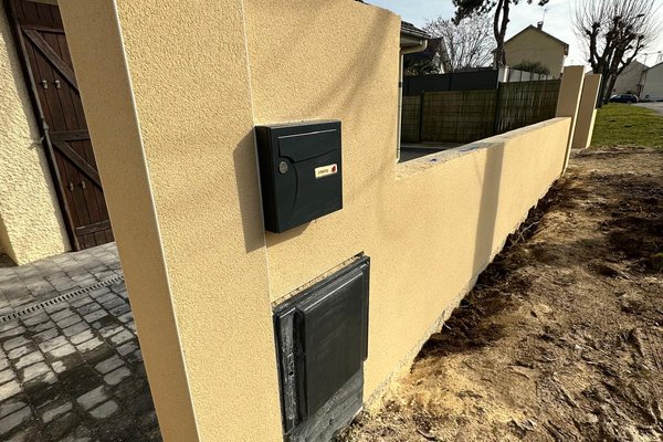 Réalisation d'un enduit ton pierre sur un muret de clôture