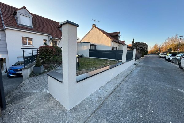 Réalisation d'un muret de clôture avec couvertines