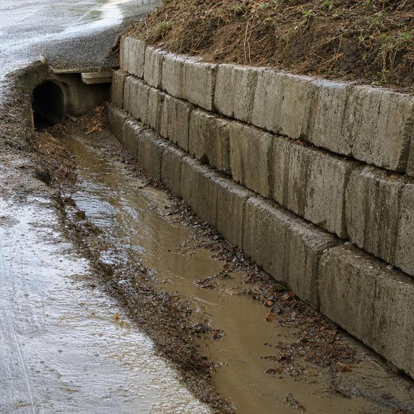 Terrain, poussée des terres et eau : les contraintes à étudier