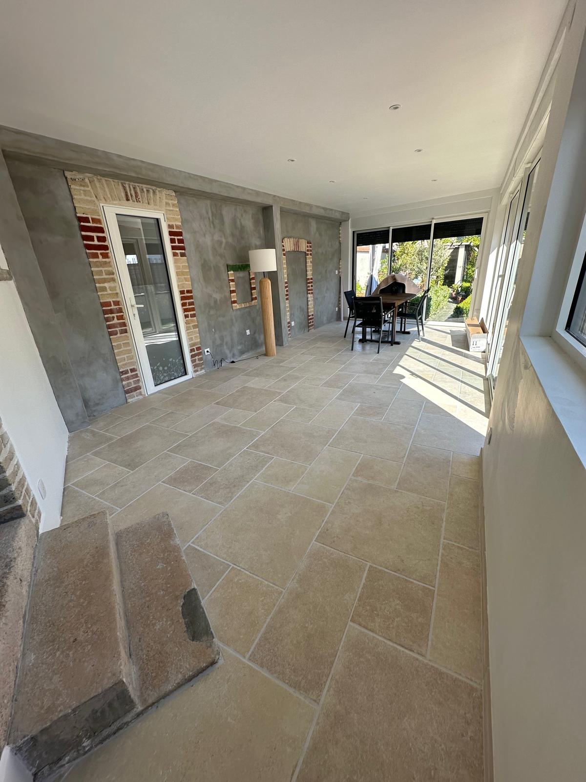 Pose de carrelage dans une extension
