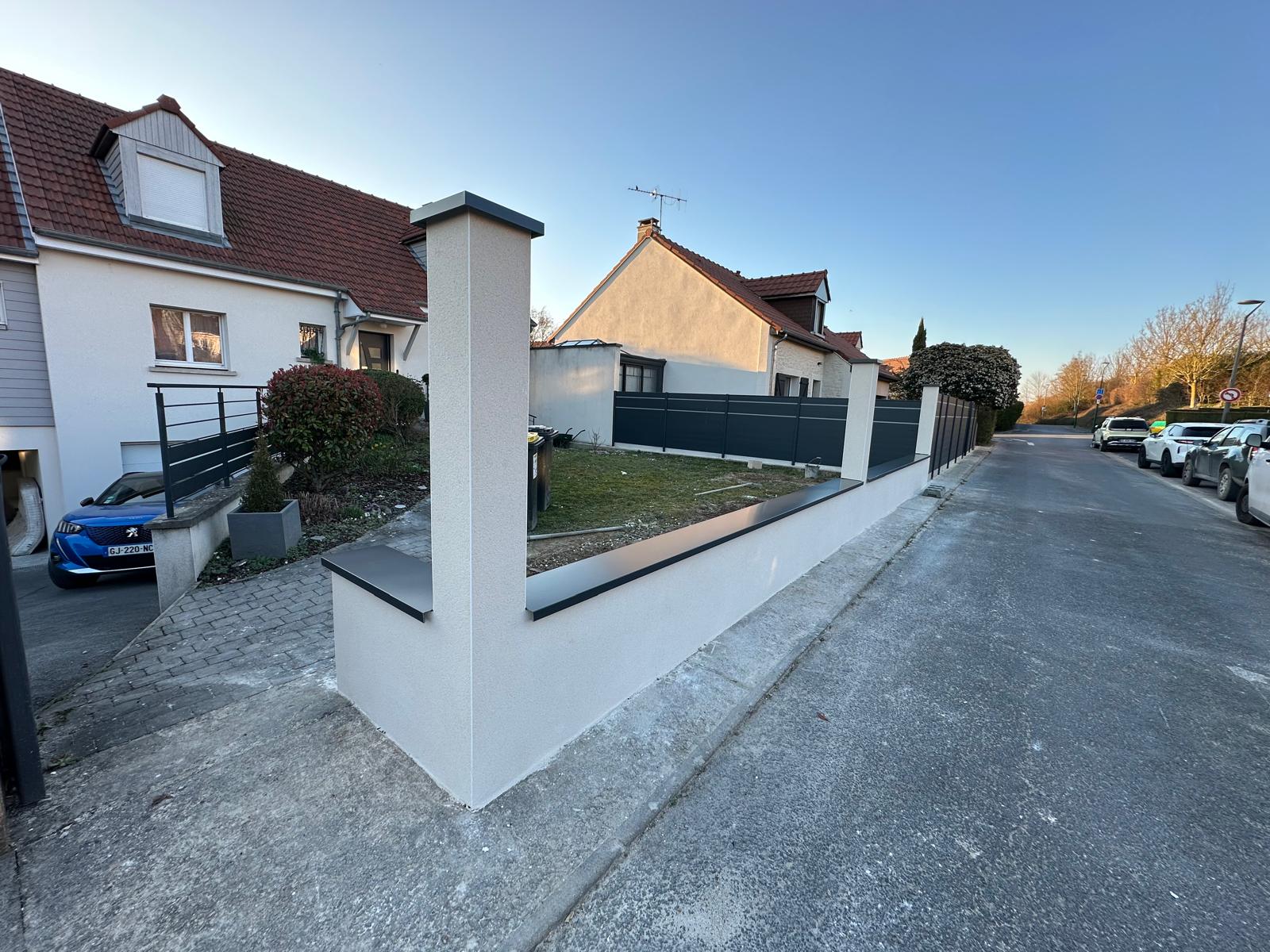 Réalisation d'un muret de clôture avec couvertines