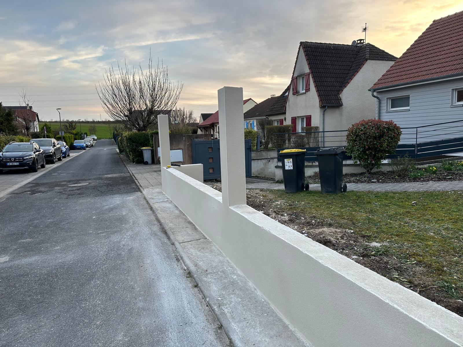 Réalisation des enduits sur un muret de clôture