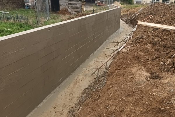 Maçonnerie à Reims : mur de soutènement et bloc à bancher