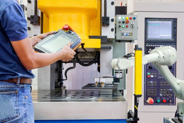 Techniciens en <b>électrotechnique</b> industrielle