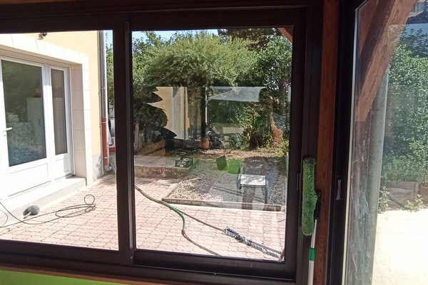 Nettoyage des baies vitrées d'une véranda