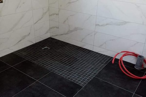 Carrelage intérieur dans une salle de bain