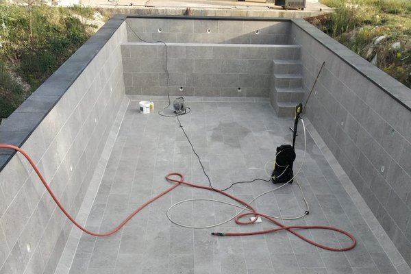 Carrelage d'une piscine extérieur à Gueux