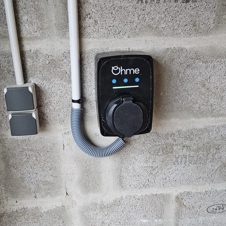 Installation d'une borne de recharge Ohme