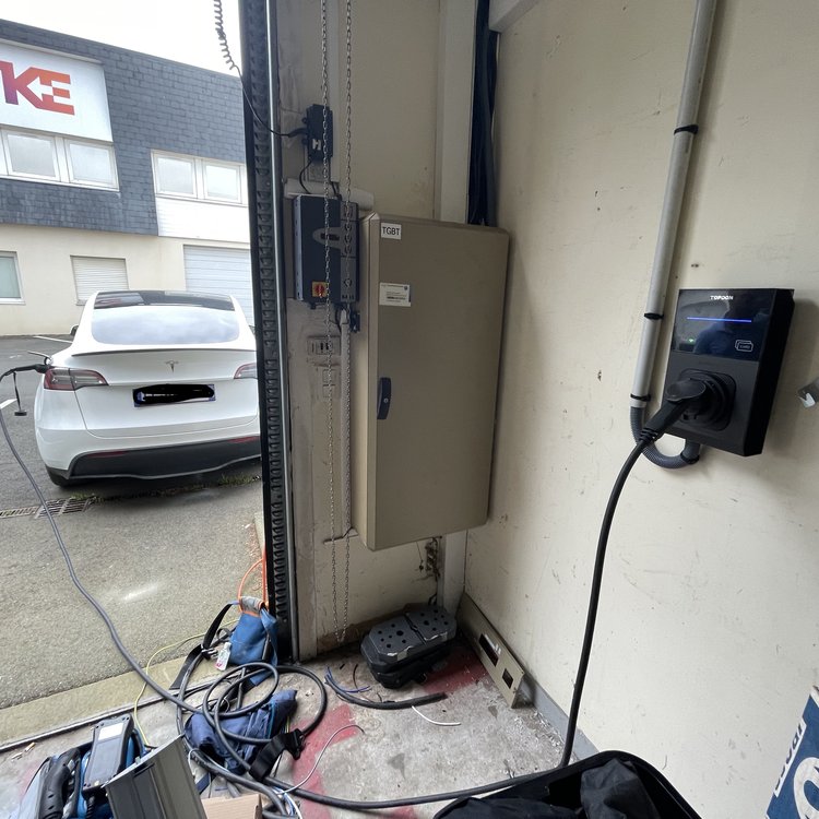 Installation d'une borne de recharge Topdon