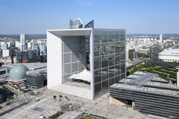 Location voiture avec chauffeur à Paris: Visite  Arche de la Défense