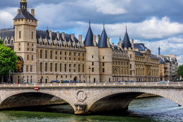 Location voiture avec chauffeur à Paris: Visite Conciergerie Paris